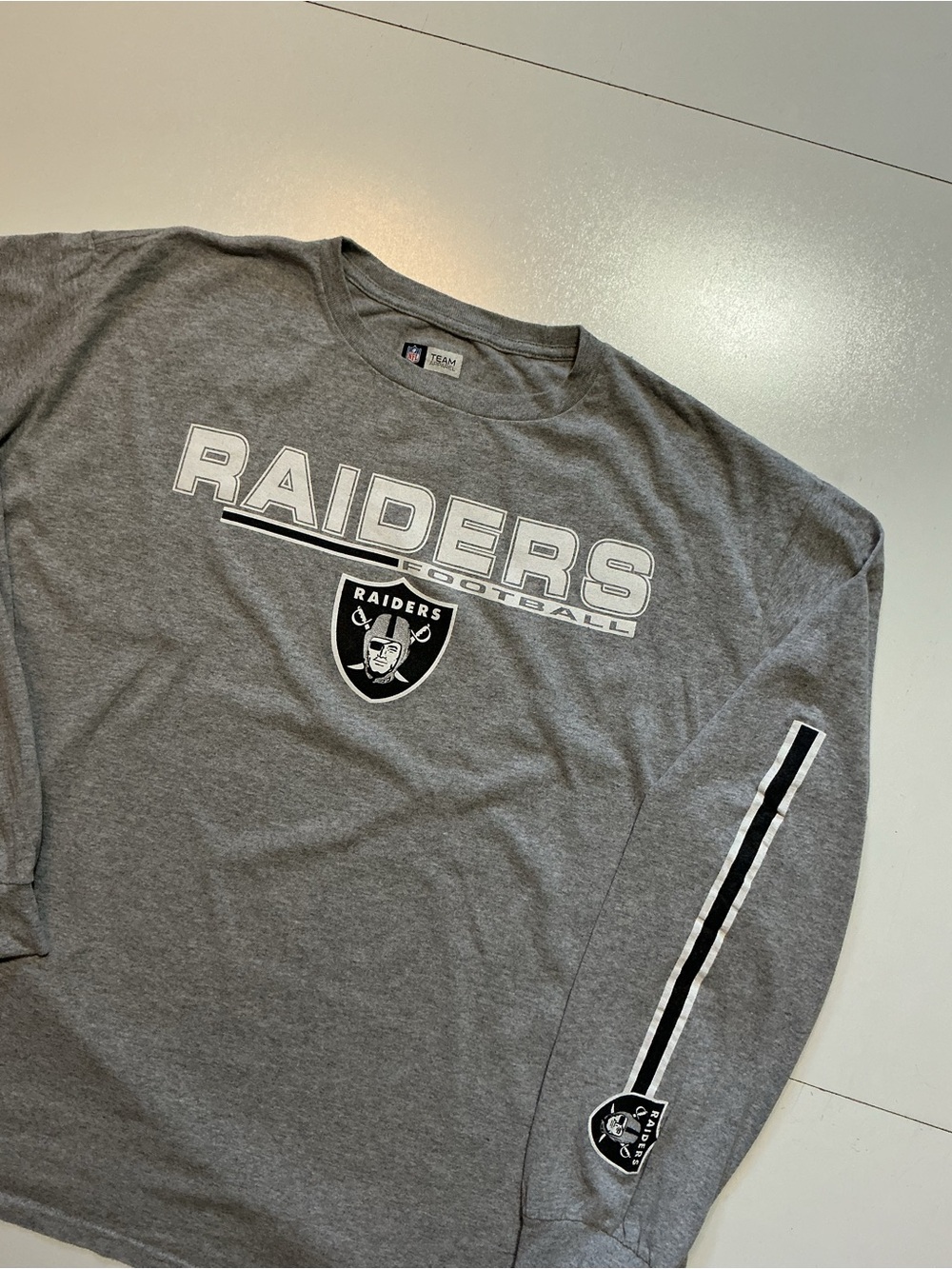 NFL Team Oakland Las Vegas Raiders Football L/S Gray Stripe Graphic T-Shirt - Picture 3 of 7